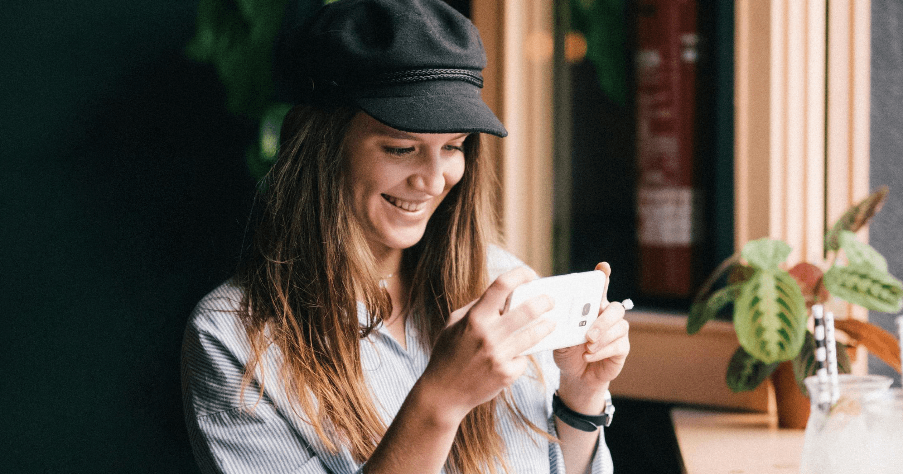 Cliente usando programa de fidelidade no celular